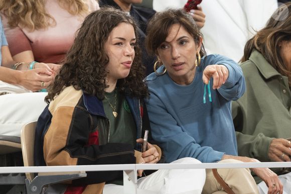 Aure Atika et sa fille Angelica Zdar dans les tribunes lors des Internationaux de France de Tennis de Roland Garros 2025. Paris
© Moreau / Jacovides / Bestimage