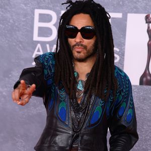"Souffrant, Lenny Kravitz est dans l'impossibilité de monter sur scène mardi 11 août à l'Arkéa Arena de Bordeaux."

Lenny Kravitz au photocall des BRIT Awards 2025 à l'O2 Peninsula Square de Londres, Royaume Uni, le 1er mars 2025. © Justin Goff/GoffPhotos/Bestimage