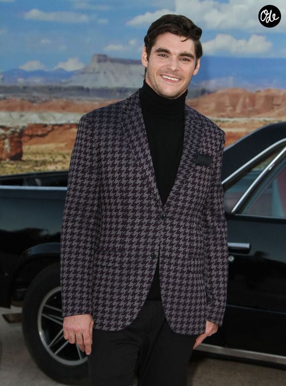 RJ Mitte lors d'un tapis rouge. Photo par Backgrid USA / Bestimage
