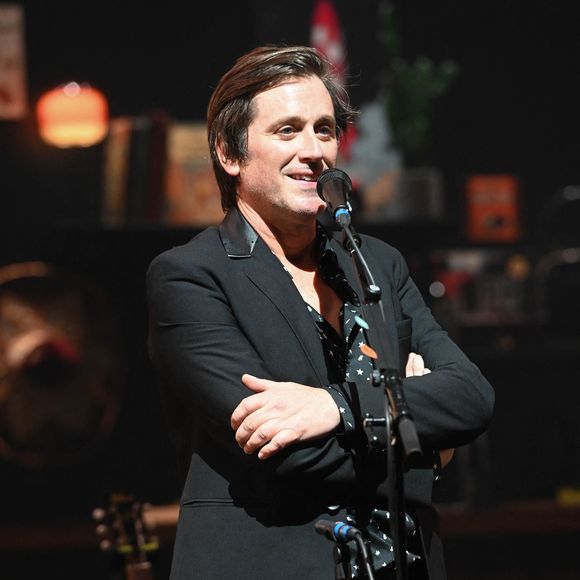 Jacques Dutronc et Thomas Dutronc en showcase de leur tournée "Dutronc & Dutronc" au Centre Evénementiel de Courbevoie le 11 avril 2022. © Coadic Guirec/Bestimage