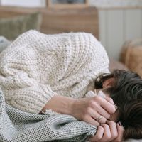 La psychologie l’affirme : si vous ressentez de l’anxiété chaque dimanche soir sans raison apparente, ce n’est pas anodin