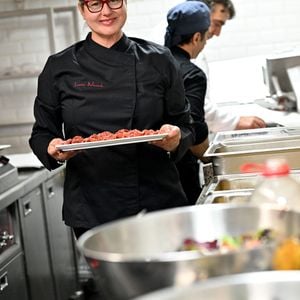 Exclusif -  Luana Belmondo, la célèbre cheffe romaine, prend les commandes de la cuisine de Gioia, la célèbre table tropézino-italienne située à Saint-Tropez dont Jean-Roch est le propriétaire. Ici, elle est au restaurant où elle viendra une fois par mois superviser sa brigade.