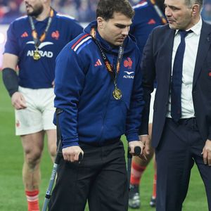 Antoine Dupont avec ses béquilles - La France domine l'Ecosse (35-16) et remporte le Tournoi des 6 Nations au Stade de France à Saint-Denis, Seine Saint-Denis, France, le 15 mars 2025. © Cyril Moreau/Bestimage