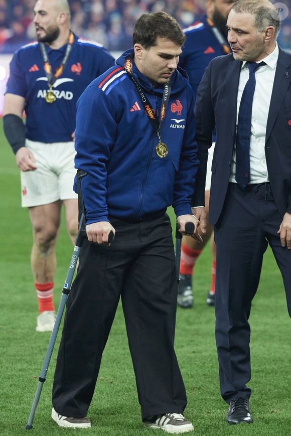 Antoine Dupont avec ses béquilles - La France domine l'Ecosse (35-16) et remporte le Tournoi des 6 Nations au Stade de France à Saint-Denis, Seine Saint-Denis, France, le 15 mars 2025. © Cyril Moreau/Bestimage