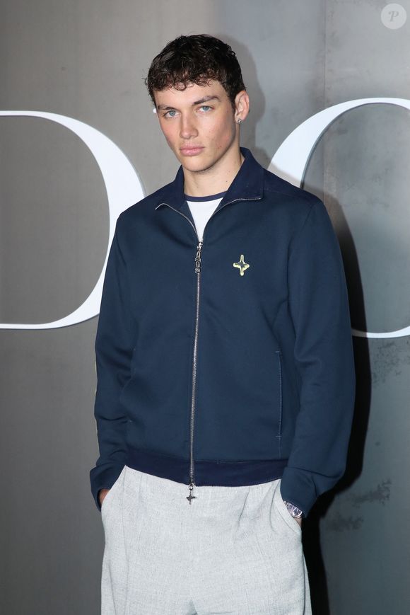 Kit Price au photocall du défilé Dior Homme à l'École-Militaire lors de la semaine de la mode masculine automne/hiver 2025-2026 à Paris, France, le 24 janvier 2025. © Bertrand Rindoff/Bestimage
