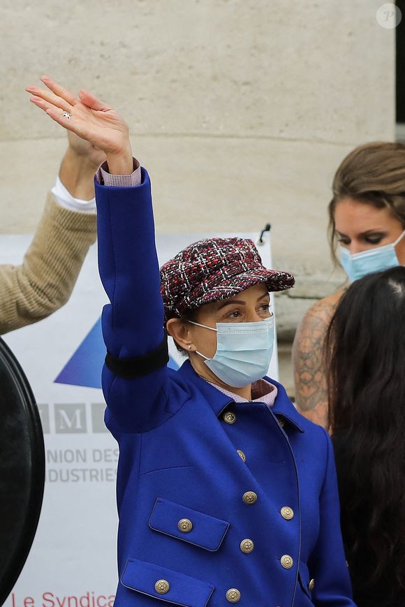 Le chef Philippe Etchebest et son épouse Dominique Etchebest (en bleu) lors de la manifestation organisée par le chef pour protester contre les nouvelles mesures de lutte contre le coronavirus à Bordeaux le 02 octobre 2020. Photo by Thibaud Moritz/ ABACAPRESS.COM