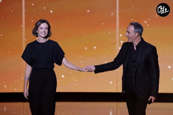 Exclusif - Isabelle Ithurburu et Nikos Aliagas lors de l'enregistrement de l'émission "La chanson secrète N°14", présentée par N.Aliagas et diffusée le 26 décembre sur TF1, consacrée à Isabelle Ithurburu à Paris le 9 décembre 2025. © Jacovides-Moreau/Bestimage