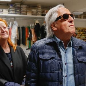 Gilbert Montagné et sa femme Nikole - Gilbert Montagné assite à une représentation spéciale du spectacle "Le Roi Lion" audiodécrite à destination des malvoyants au théâtre Mogador à Paris, France, le 07 juin 2025. © Christophe Clovis / Bestimage