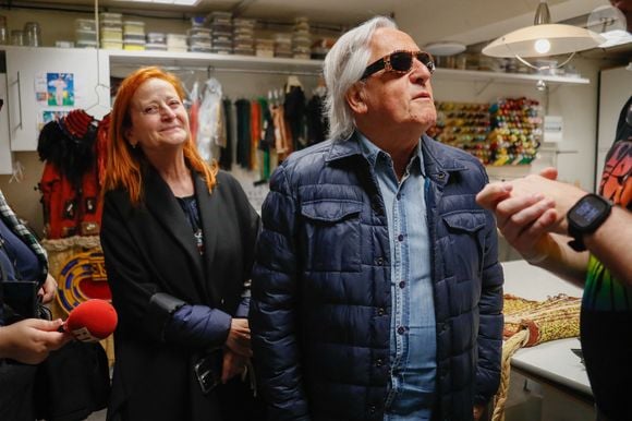 Gilbert Montagné et sa femme Nikole - Gilbert Montagné assite à une représentation spéciale du spectacle "Le Roi Lion" audiodécrite à destination des malvoyants au théâtre Mogador à Paris, France, le 07 juin 2025. © Christophe Clovis / Bestimage