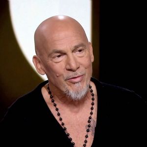 Florent Pagny va mieux et cela fait plaisir à entendre ! Le chanteur qui a dévoilé il y a peu son nouvel album, lequel est intitulé "Grandeur nature", se prépare pour une tournée.  

Florent Pagny est l'invité de Laurent Delahousse sur le plateau du journal de France 2.

© Jack Tribeca / Bestimage