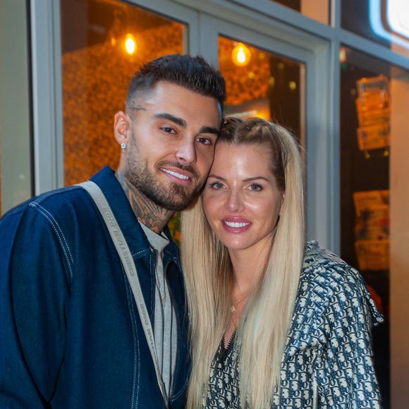 C'est une page qui se tourne, et pas des moindres. 

Exclusif - Thibault Garcia et sa femme Jessica Thivenin lors de la soirée « Come Chill with Booba » au bar Le Tube à Dubaï.

© Nicolas Briquet / Bestimage