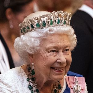La reine Elisabeth II d'Angleterre reçoit les membres du corps diplomatique à Buckingham Palace, le 11 décembre 2019.