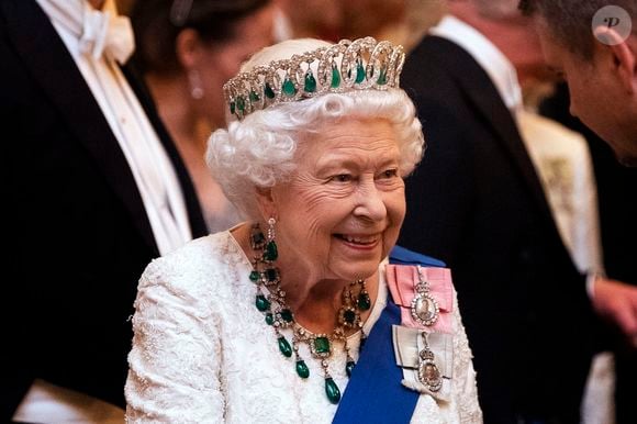 La reine Elisabeth II d'Angleterre reçoit les membres du corps diplomatique à Buckingham Palace, le 11 décembre 2019.