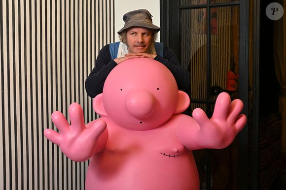 Exclusif -  Le chanteur et artiste Philippe Katerine durant le vernissage de son exposition "Les Mignonismes" installée au Château de Crémat sur les hauteurs de Nice jusqu'au 18 mai 2025. Le château de Crémat est un château construit à Nice dans le département des Alpes-Maritimes en 1906. C'est un domaine viticole faisant partie du vignoble de Bellet, et un lieu de réception. © Bruno Bebert / Bestimage