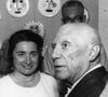 À la mort de Pablo Picasso, Jacqueline Roque, dernière épouse de l’artiste, reçoit l’une des parts les plus importantes de la succession, comprenant œuvres et biens immobiliers, et joue un rôle central dans la gestion initiale du patrimoine. 

Cannes, France - Célèbre comme aucun artiste ne l'a jamais été, PABLO PICASSO était un pionnier, un maître et un monstre protéiforme, qui a participé à tous les mouvements artistiques du siècle. Avant son 50e anniversaire, le petit Espagnol de Malaga était devenu le prototype même de l'artiste moderne en tant que personnage public. Le public de Picasso - c'est-à-dire les personnes qui avaient entendu parler de lui et vu ses œuvres, au moins en reproduction - se chiffrait à des dizaines, voire des centaines de millions de personnes. Lui et son œuvre ont fait l'objet d'analyses, de ragots, d'aversion, d'adoration et de rumeurs incessantes. PHOTO : Avec sa seconde épouse JACQUELINE ROQUE, il assiste à un vernissage à Cannes.   (Crédit photo : ? Keystone Press Agency/ZUMA Press Wire)