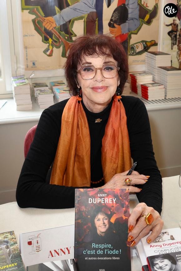 Anny Duperey - 30ème Journées Nationales du Livre et du Vin à Saumur le 11 avril 2026. © Jack Tribeca / Bestimage