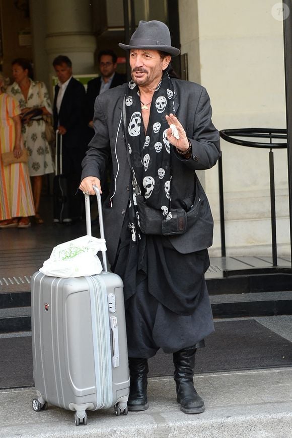 Francis Lalanne - J.L.Lahaye s'est marié en secondes noces avec sa compagne P.Aubin à la mairie du 18ème arrondissement de Paris, le 2 juillet 2025. © Agence / Bestimage