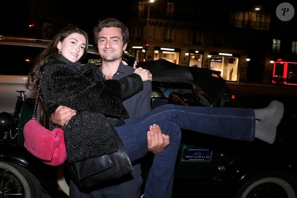 Nathan Devers et sa compagne Anael Maman ( ils  sont ensemble depuis le lycée il y a 10 ans et vont se marier) lors de la soirée des 140 ans de légende des Deux Magots et vernissage de l'exposition "140 ans d'esprits créatifs à Saint-Germain-des-Prés" à Paris le 29 avril 2024. © Cédric Perrin / Bestimage