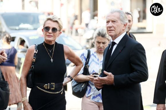 Sophie Davant et son compagnon William Leymergie - Arrivées aux obsèques de Philippe Labro en l'église de Saint-Germain-des-Prés à Paris le 13 juin 2025. © Dominique Jacovides - Christophe Clovis / Bestimage