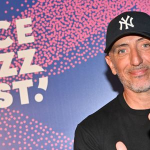 Fier du succès rencontré, Gad Elmaleh mesure néanmoins que ce métier-là ne s’improvise pas et demande un engagement constant.

Exclusif - Gad Elmaleh a remis le Trophée Ferret en compagnie de Christian Estrosi, le maire de Nice, venu en famille, à la chanteuse américaine Stella Cole, après son concert sur la scène du Théâtre de Verdure durant le Nice Jazz Fest à Nice, le 21 août 2024. © Bruno Bebert / Bestimage