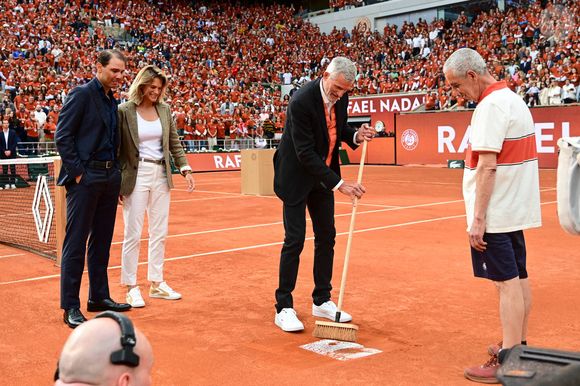 Ce 25 mai, l’organisation de Roland-Garros a décidé d’installer une plaque célébrant les exploits du tennisman espagnol

Rafael Nadal, Amélie Mauresmo et Gilles Moretton - Hommage à Rafael Nadal lors des internationaux de France de tennis à Roland Garros. ( Photo Dante Badano / PSNewz/ Bestimage ) -