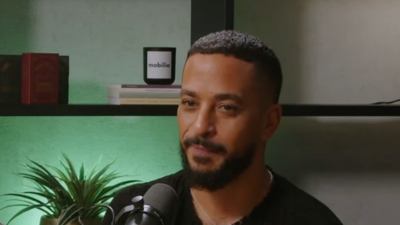 Slimane révèle comment il a perdu "beaucoup de poids" lors d'une interview accordée à Marie-Claude Barrette sur YouTube le vendredi 27 février 2026.
Crédit : Marie-Claude Barrette/YouTube