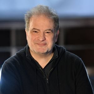 Raphaël Mezrahi lors de l'enregistrement de l'émission "Animaux stars" présentée par Bernard Montiel sur la chaîne Animaux TV et diffusée le 2 avril 2022 à 17h30. Photo par VEEREN / BESTIMAGE