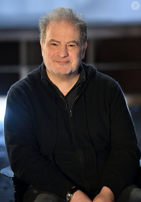 Raphaël Mezrahi lors de l'enregistrement de l'émission "Animaux stars" présentée par Bernard Montiel sur la chaîne Animaux TV et diffusée le 2 avril 2022 à 17h30. Photo par VEEREN / BESTIMAGE