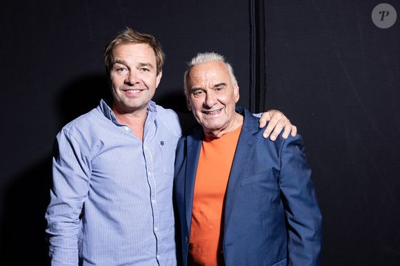 Exclusif - Michel Fugain et Jean-Philippe Lemonnier en backstage lors de l'enregistrement de l'émission "La Boîte à secrets", présentée par Faustine Bollaert et diffusée le 17 octobre sur France 3, dans les studios du Lendit à Saint-Denis, France, le 23 septembre 2025. © Cyril Moreau/Bestimage