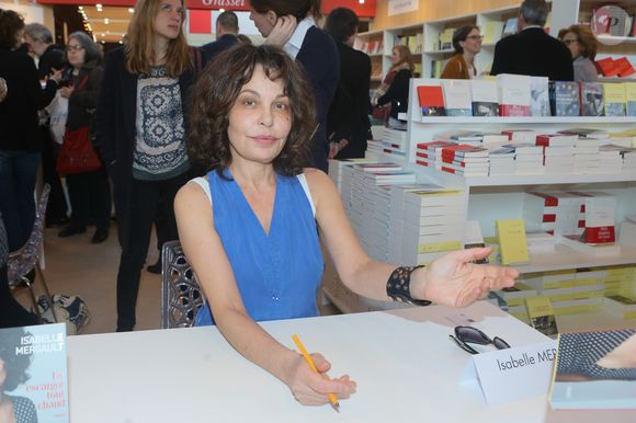 Elle avait néanmoins fait de rares confidences au magazine Closer en 2024, révélant entretenir une discrète relation amoureuse.

Isabelle Mergault lors de la 37ème édition du Salon du livre au parc des expositions, à la porte de Versailles, à Paris, France, le 26 mars 2017. © CVS/Bestimage