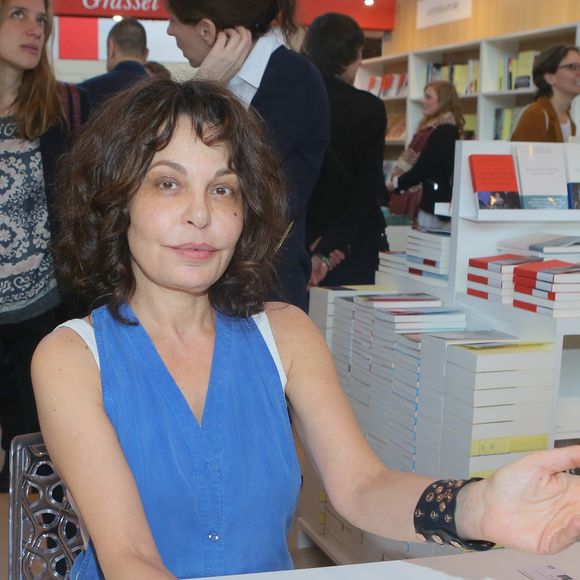 Elle avait néanmoins fait de rares confidences au magazine Closer en 2024, révélant entretenir une discrète relation amoureuse.

Isabelle Mergault lors de la 37ème édition du Salon du livre au parc des expositions, à la porte de Versailles, à Paris, France, le 26 mars 2017. © CVS/Bestimage