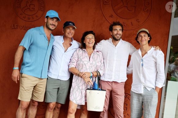 Cette nouvelle étape confirme leur ambition à l’international.

La famille Kretz (série L'Agence sur TMC et Netflix) - Célébrités au Village lors des Internationaux de France de tennis de Roland Garros. © Jacovides-Moreau/Bestimage
