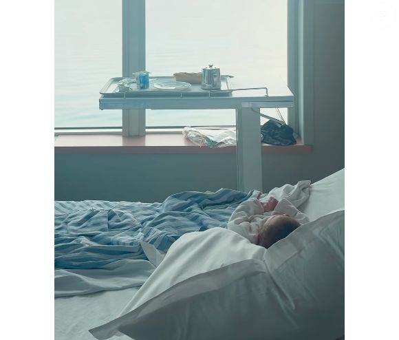 La jeune femme y raconte les bons comme les moments plus difficiles...

Agathe Auproux officialise la naissance de son premier enfant sur Instagram aux côtés de son mari Maxence Picardet (Capture d'écran vidéo - Instagram - jeudi 4 septembre 2025).