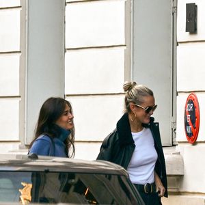 Exclusif -Laeticia Hallyday, accompagnée de sa belle soeur Jess, visite des appartements à louer dans Paris, France, le 7 octobre 2025. © Agence / Bestimage