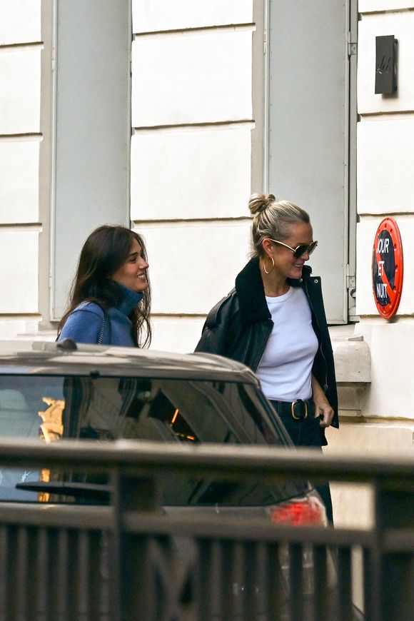 Exclusif -Laeticia Hallyday, accompagnée de sa belle soeur Jess, visite des appartements à louer dans Paris, France, le 7 octobre 2025. © Agence / Bestimage