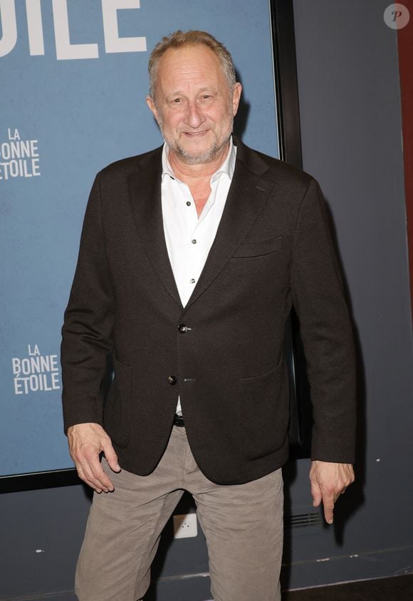 "La plupart du temps, je vais pas balancer de noms, toutes les actrices confondent maigrir et rajeunir. Elles pensent que maigrir rajeunit les gens, c’est faux", lâche-t-il. 

Benoît Poelvoorde lors de l'avant-première du film "La bonne étoile" au cinéma UGC Ciné Cité Bercy à Paris le 27 octobre 2025.

© Coadic Guirec / Bestimage