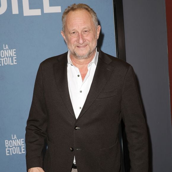 "La plupart du temps, je vais pas balancer de noms, toutes les actrices confondent maigrir et rajeunir. Elles pensent que maigrir rajeunit les gens, c’est faux", lâche-t-il. 

Benoît Poelvoorde lors de l'avant-première du film "La bonne étoile" au cinéma UGC Ciné Cité Bercy à Paris le 27 octobre 2025.

© Coadic Guirec / Bestimage