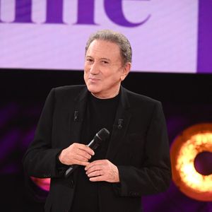 Exclusif - Michel Drucker lors de l'enregistrement de l'émission "Famille je vous aime", à Paris, France, le 2 décembre 2025. © Gaffiot-Perusseau/Bestimage