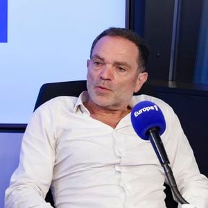 Exclusif - Yann Moix, sur le plateau de l’émission « On Marche Sur La Tête » présentée pa C.Hanouna dans les studios d’ Europe 1 à Paris, France, le 27 juin 2024. © Jack Tribeca / Bestimage