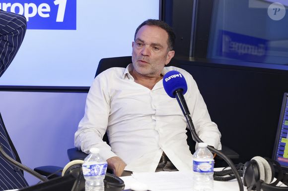 Exclusif - Yann Moix, sur le plateau de l’émission « On Marche Sur La Tête » présentée pa C.Hanouna dans les studios d’ Europe 1 à Paris, France, le 27 juin 2024. © Jack Tribeca / Bestimage