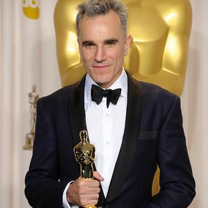 Daniel Day-Lewis est notamment connu pour ses trois Oscars dans les films "Lincoln", "Phantom Thread" et "There Will Be Blood".

Daniel Day-Lewis avec son Oscar du meilleur acteur pour sa performance dans "Lincoln", le 24 février 2013.

Photo : Bestimage