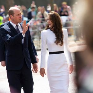 Le prince William, prince de Galles, et Catherine (Kate) Middleton, princesse de Galles, saluent des sympathisants lors d'une promenade à l'extérieur du palais de Buckingham à Londres, Royaume Uni, le 5 mai 2023, à la veille du couronnement du roi d'Angleterre. Crédit photo : Mirrorpix / Bestimage