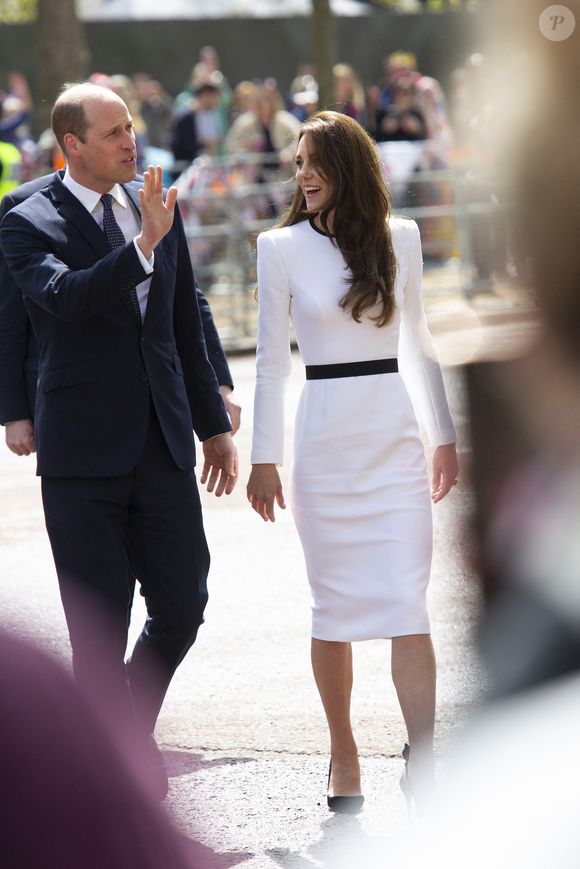 Le prince William, prince de Galles, et Catherine (Kate) Middleton, princesse de Galles, saluent des sympathisants lors d'une promenade à l'extérieur du palais de Buckingham à Londres, Royaume Uni, le 5 mai 2023, à la veille du couronnement du roi d'Angleterre. Crédit photo : Mirrorpix / Bestimage