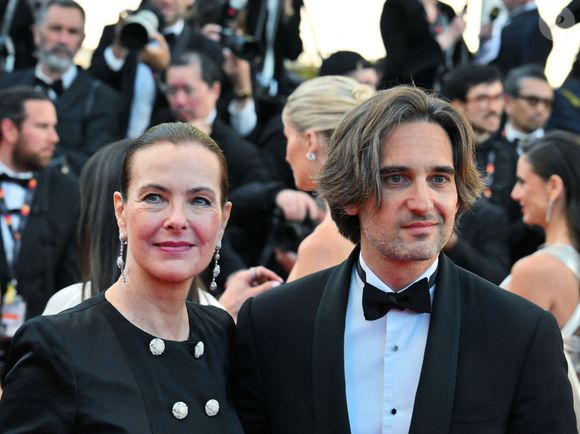 Carole Bouquet avec ses fils Louis Giacobetti et Dimitri Rassam à la montée des marches du film "Megalopolis" lors du 77ème Festival International du Film de Cannes, le 16 mai 2024.

Photo : Alberto Terenghi-IPA / Zuma Press / Bestimage