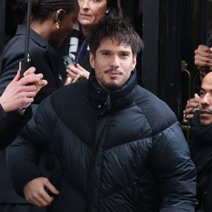 "Un rêve de longue date" qui lui permet en plus de s'adonner à la passion de l'escalade pour ce comédien qui est déjà classé niveau expert : 7A en voie et 7B en bloc. 

François Civil - Arrivées au défilé Jacquemus lors de la Fashion Week Masculine prêt-à-porter Automne/Hiver 2025-2026 à Paris, le 26 janvier 2025. 
© Denis Guignebourg / Bestimage
