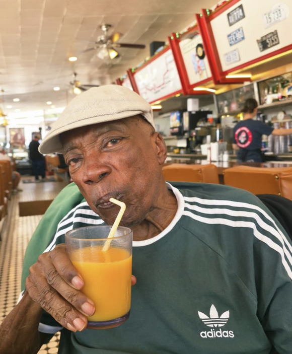 Milton Nascimento pris en photo par son fils Augusto Kesrouani Nascimento - Captures d'écran via Instagram @miltonbitucanascimento et @augustoknascimento