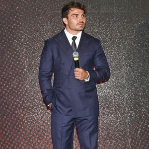 Antoine Dupont parle alors d’une “chasse aux sorcières” qui “devient ridicule” en dénonçant les règles de ce contrôle des salaires plafonnés pour les clubs du Top 14.

Antoine Dupont lors d'une soirée de présentation du Qatar Prix de l'Arc de Triomphe, le 2 octobre 2025 à Paris, France. Photo par Victor Joly/ABACAPRESS.COM
