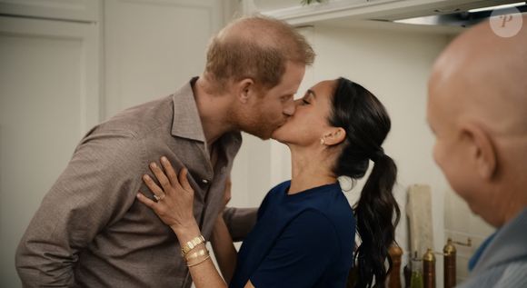 Le prince Harry fait une apparition surprise dans les dernières scènes de l'émission festive de Meghan Markle sur Netflix.


Crédit : JLPPA pour Netflix