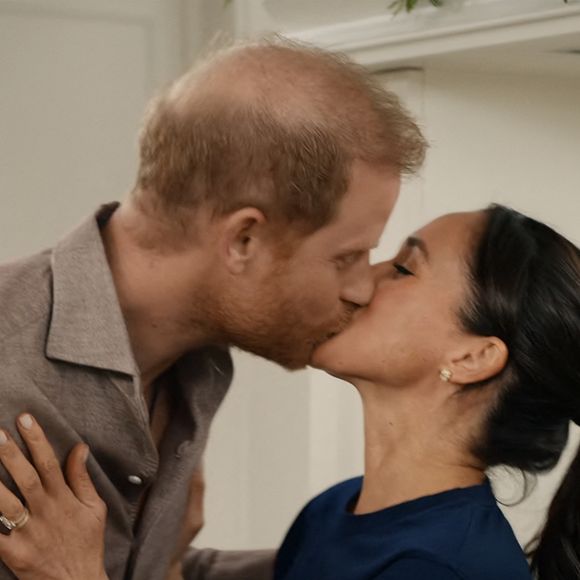 Le prince Harry fait une apparition surprise dans les dernières scènes de l'émission festive de Meghan Markle sur Netflix.


Crédit : JLPPA pour Netflix