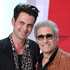 Gérard Lanvin s’est exprimé pour la première fois en interview avec ses deux fils, Manu et Léo.

Gérard Lanvin et son fils Manu Lanvin lors de l'émission "Vivement dimanche" au studio Gabriel, présentée par Michel Drucker.

Guillaume Gaffiot/Bestimage